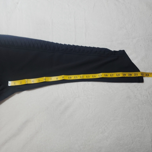 Lululemon Black Asymmetrical Crop Mesh Fabric Pleated Side Panels Size 8 - Picture 8 of 12